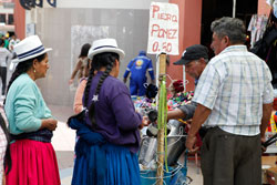エクアドルの街中では現地の人々がパナマハットを日常的に被っている。